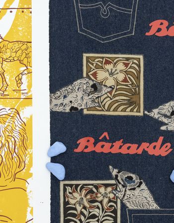 210406_Husain_NadiraKlein_Flora - Nadira Husain, Global Bastard Education, 2019, Holzrahmen, Jeans und kalamkari (pflanzliche Farben), Aufkleber, Blau bemalte Steine, Gouache und Siebdruck auf Papier, 80x135 cm.