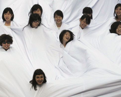 210406_COSMIN-COSTINAŞINTI-GUERRERO - Lygia Pape, Divisor (Divider) 1969/2013, documentation of street performance during 'A Journal of the Plague Year', Para Site, Hong Kong (2013).