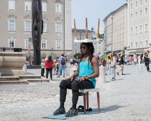 250806_P_Cnaani_Residenzplatz-42 - Performance der Klasse von Ofri Cnaani