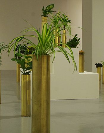 Baloji - Untitled, 2017, Patronenhülsen aus Kupfer, verschiedene Größen, Ausstellungsansicht in der Galerie Art & Essai, Rennes (FR), 2018