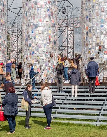 Fokidis - Marta Minujin, The Parthenon of Books, 2017, steel, books and plastic cladding, documenta 14, Kassel (DE)