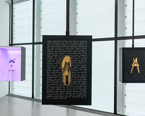 Mayer_LR-What-we-carry©Luca Guadagnini-_25A8998 - Christian Kosmas Mayer, What We Carry, Installationsansicht, Museion, Bozen, 2025. Foto: Lineematiche - Luca Guadagnini