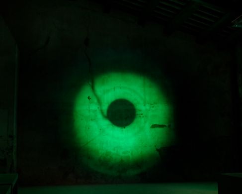 Miller_2.InstallationStainedGlass_Green Kopie - Peter Miller, Stained Glass, Regenbogen Installationansichten, 16mm Installation, Biennale Venedig, 2017.
