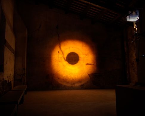 Miller_3.InstallationStainedGlass_Orange Kopie - Peter Miller, Stained Glass, Installationsansicht, 16 mm, La Biennale di Venezia, 2017.