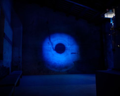 Miller_1.InstallationStainedGlass _Blue Kopie - Peter Miller, Stained Glass, Installationsansicht, 16 mm, La Biennale di Venezia, 2017.