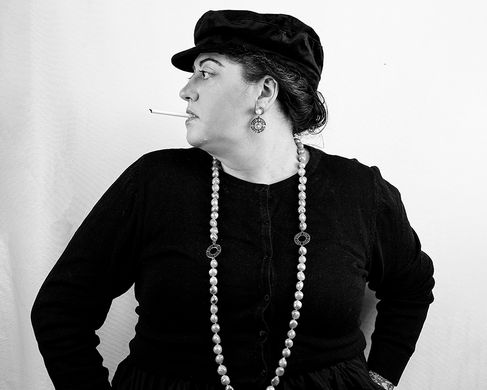 Morawetz_01.3, StephieMorawetz, SameShit, 2023-2025 - Stephie Morawetz, Same Shit - Cocô Edition, Selbstporträt mit Halskette, Kaninchenkotperle (hergestellt vom Kaninchen Cocô), Edelstahl, 2023.