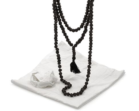 Morawetz_04.1, StephieMorawetz, 242PearlsFor242Days, 2023 - Stephie Morawetz, 242 Perlen für 242 Tage, Performance und Gebetsperlen, Asche, Faden, Silberstaub, Deckenbezug, 2023.