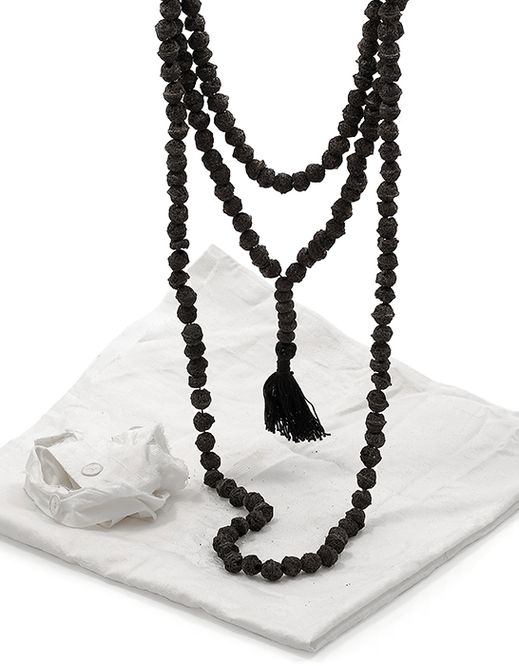 Morawetz_04.1, StephieMorawetz, 242PearlsFor242Days, 2023 - Stephie Morawetz, 242 Perlen für 242 Tage, Performance und Gebetsperlen, Asche, Faden, Silberstaub, Deckenbezug, 2023.