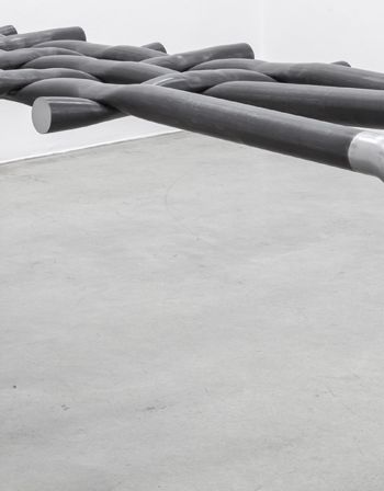 Ody_Schmale - zwinger, 2019, Stahl sandgestrahlt, brüniert, geölt (Castrol WX-30), Stahl poliert, 80 × 200 × 65 cm, Installationsansicht, Christine König Galerie, Wien, 2019, Courtesy der Künstlerin und Christine König Galerie