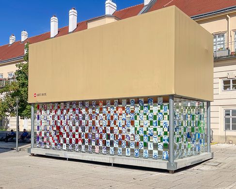 Schwarzwald_AIDIOTS_IN_C1 - Christian Schwarzwald, AIDIOTS IN C, Installationsansicht, MQ Artbox Museumsquartier Wien, 2025.