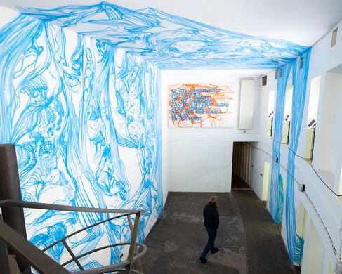 Schwarzwald_Christian_ROAM23 - Christian Schwarzwald, ROAM, Wandzeichnungen, Papierarbeiten, Rahmen, Aluminiumplatten, Tische, Papier auf Leinwand, Ebensperger, Berlin, 2025.