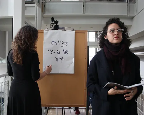 Manar Zuabi, Stop or I’ll shoot you, 2018, performance mit Taeir Kaminer, Haifa Universität, Foto: Marah Zoabi - Manar Zuabi, Stop or I’ll shoot you, 2018, Performance mit Taeir Kaminer, Haifa Universität, Foto: Marah Zoabi