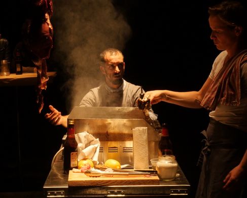 Thalia Hoffman Entrails, Performance Documentation, Tmuna Theatre, 2016 - Thalia Hoffman, Entrails, Performancedokumentation, Tmuna Theatre, 2016.