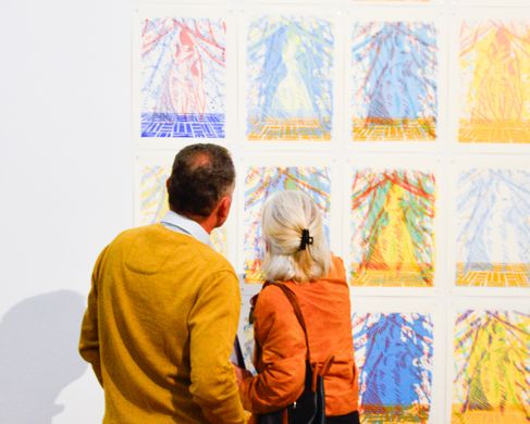 Tilson_250731_EÖ_BRIDGE_HANNAHTILSONOTISBLEASE_credits_GaiaTovaglia-006 - Hannah Tilson, Otis Blease, Bridge I Brücke, Ausstellungsansicht, kura-t kunstraum traklhaus, Foto: Gaia Tovaglia.